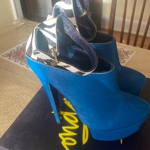 Beautiful Pair of leather London Trash Teal  and black snake skin dress shoes